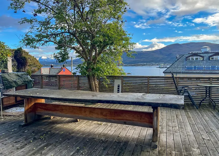 Apartamento Two-bedroom With Fire Place, Free Parking And Fjordview Terrace - Calm And Ålesund