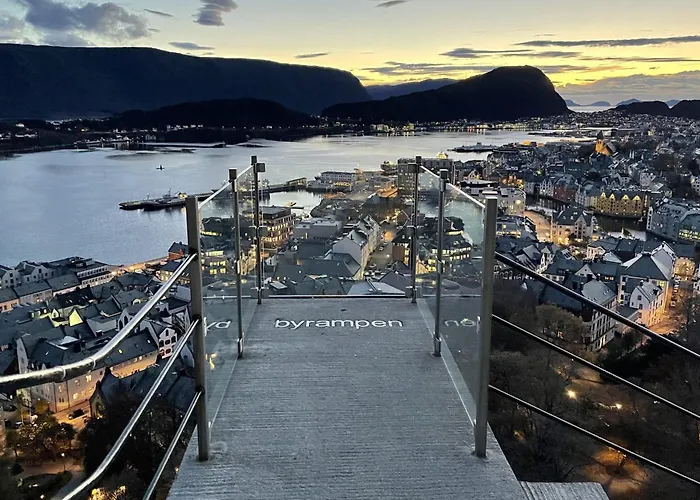 Two-bedroom With Fire Place, Free Parking And Fjordview Terrace - Calm And *