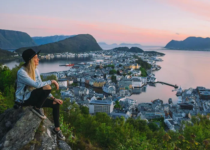 Apartamento Two-bedroom With Fire Place, Free Parking And Fjordview Terrace - Calm And Ålesund