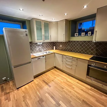 Two-bedroom With Fire Place, Free Parking And Fjordview Terrace - Calm And Daire *