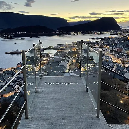 Two-bedroom With Fire Place, Free Parking And Fjordview Terrace - Calm And *