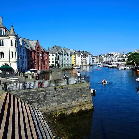 Daire Two-bedroom With Fire Place, Free Parking And Fjordview Terrace - Calm And *
